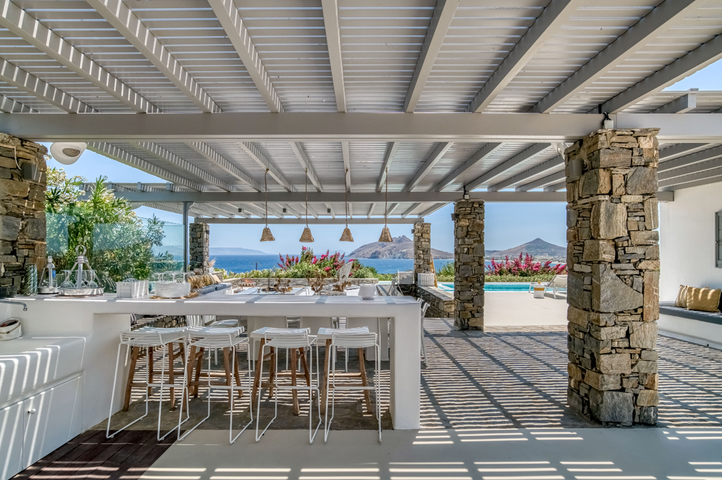 Cuisine d'été et bar extérieur équipé pour grands groupes location villa Paros