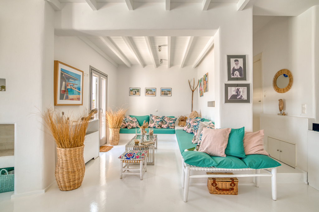 Grand salon décoration cycladique lumineuse villa luxe 7 chambres Paros
