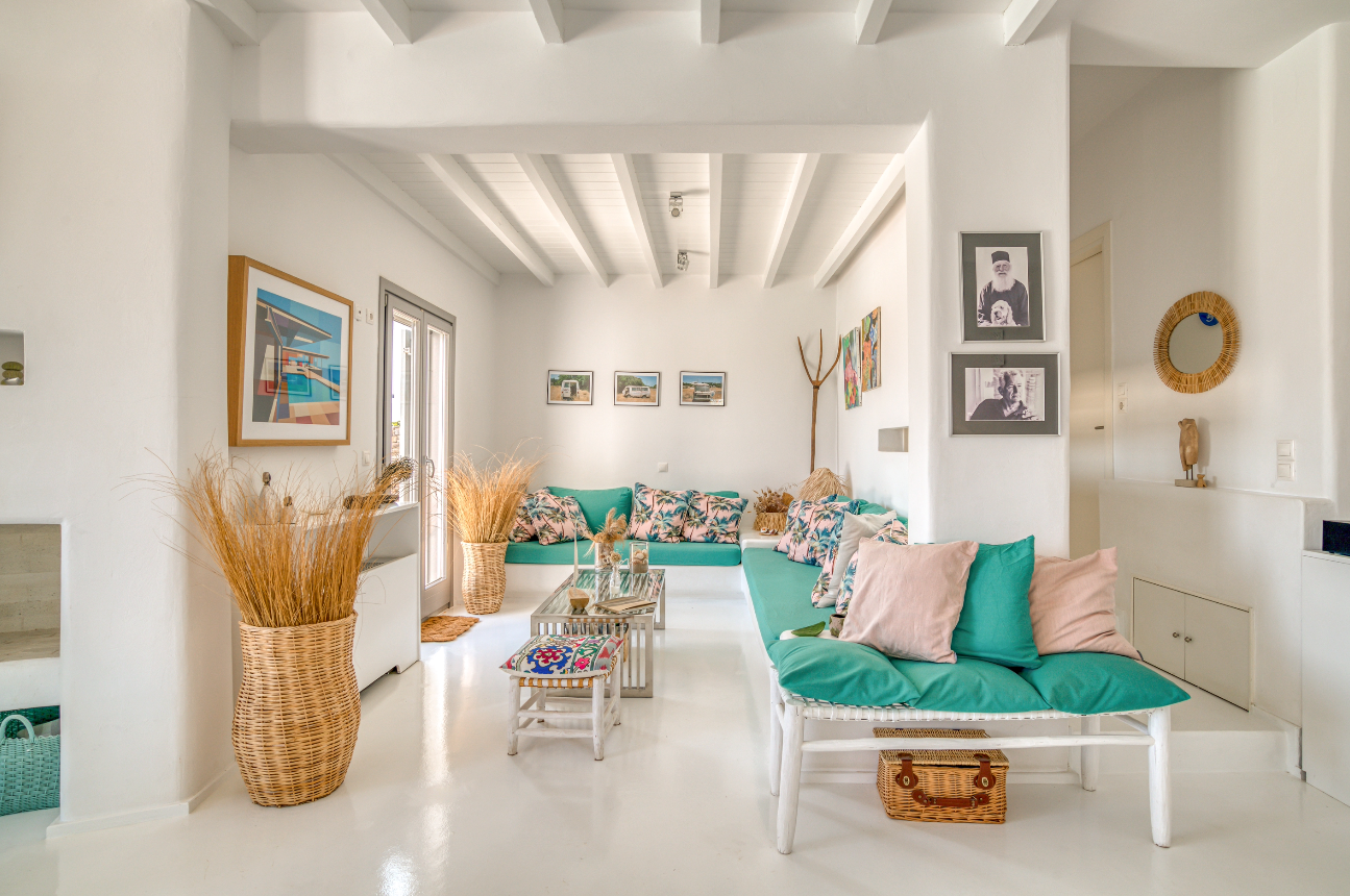 Grand salon décoration cycladique lumineuse villa luxe 7 chambres Paros