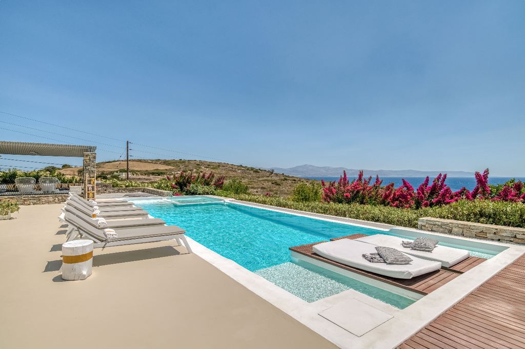 Grande piscine privée à débordement avec vue mer panoramique villa location Paros