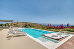 Grande piscine privée à débordement avec vue mer panoramique villa location Paros