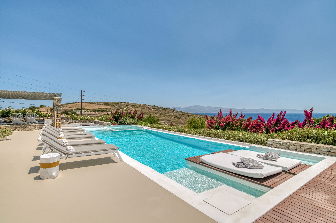 Grande piscine privée à débordement avec vue mer panoramique villa location Paros