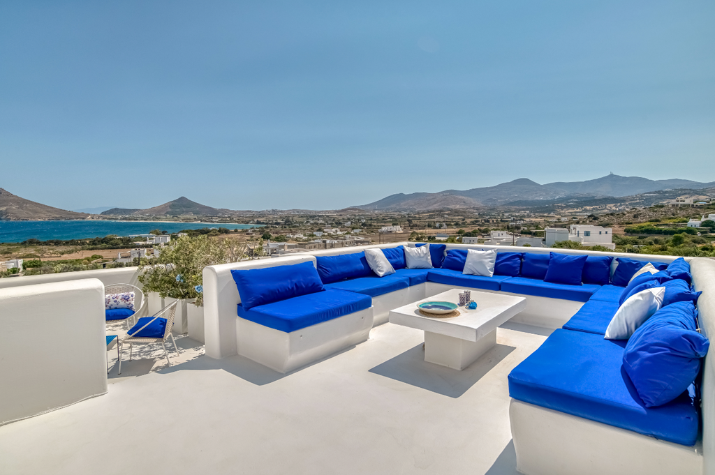 Lounge sur toit terrasse vue panoramique coucher de soleil Isterni Paros