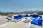 Lounge sur toit terrasse vue panoramique coucher de soleil Isterni Paros