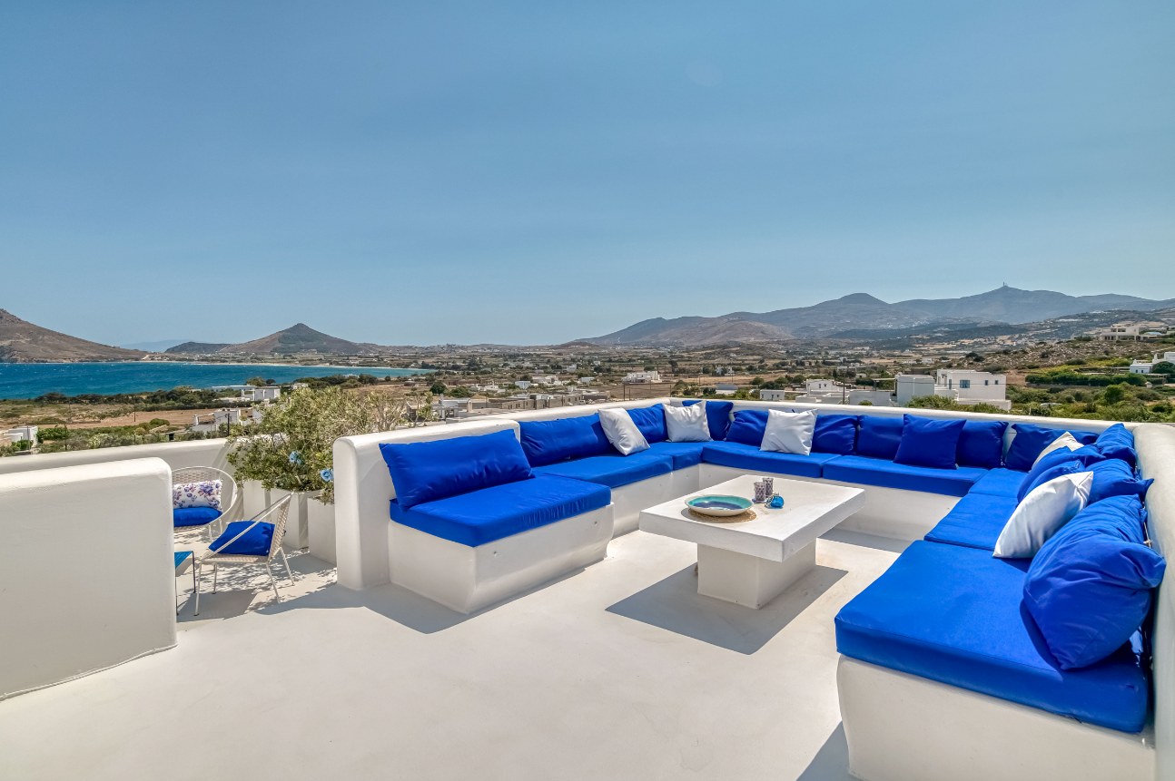 Lounge sur toit terrasse vue panoramique coucher de soleil Isterni Paros