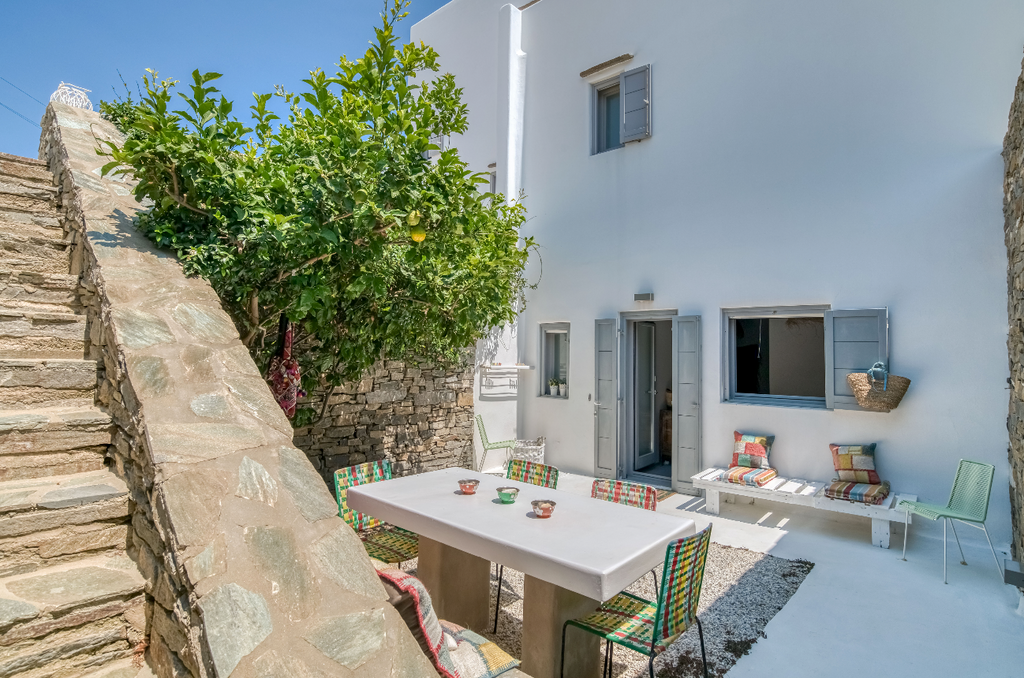Patio intérieur calme et jardin pour petit déjeuner villa familiale Paros