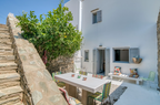 Patio intérieur calme et jardin pour petit déjeuner villa familiale Paros