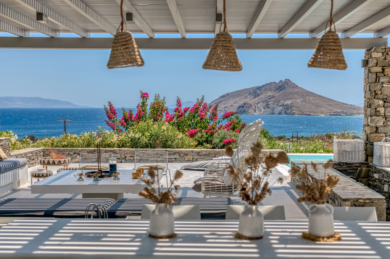 Terrasse ombragée avec vue mer pour repas en extérieur villa La Magnifique Naoussa